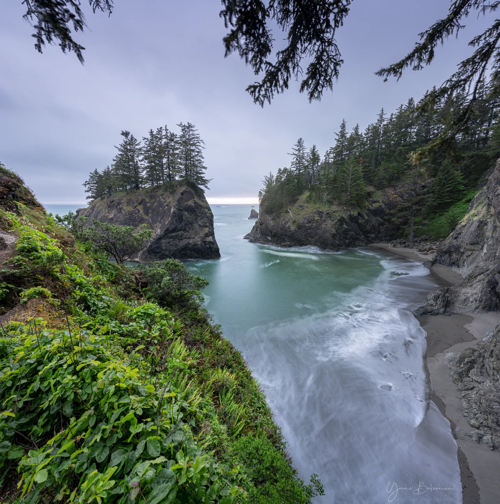 Hidden Cove, Samuel H. Boardman Corridor, Oregon, photograph by Yaniv Bekerman